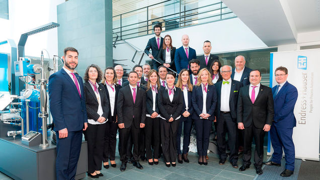 Endress+Hauser葡萄牙销售中心团队在新办公楼前厅合影。